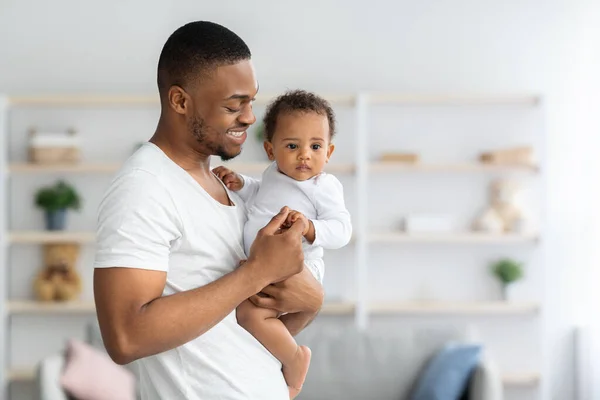 Feliz padre afroamericano posando con bebé en casa — Foto de Stock