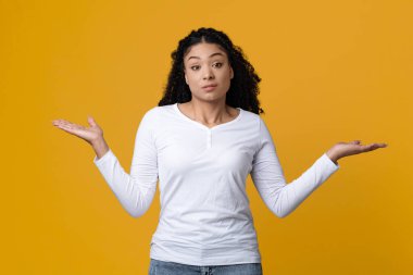 Kim bilir. Omuz silkmekte ve kollarını açmakta olan şüpheli Afrikalı Amerikalı Kadın.