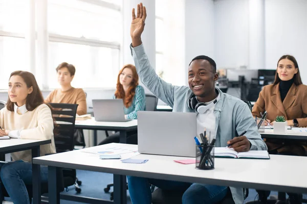 Porträtt av svart kille student höja handen i klassrummet — Stockfoto