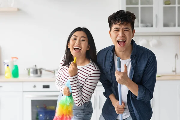 Feliz asiático chico limpieza apartamento con su novia — Foto de Stock