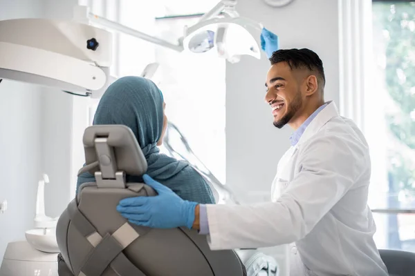 Arabischer Zahnarzt macht Check bei muslimischer Patientin in stomatologischer Klinik — Stockfoto