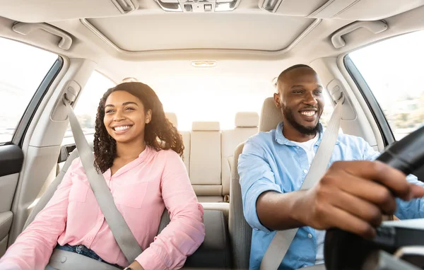 Glad svart par njuter av lång körning på lyxbil — Stockfoto