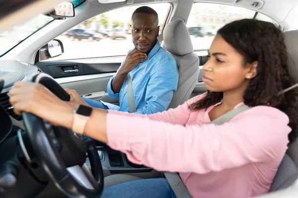 Bang instructeur op zoek naar ernstige geconcentreerde zwarte dame bestuurder — Stockfoto