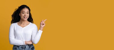 Şuna bak. Pozitif Afrikalı Kadın Parmak ile Uzayı Kopyala