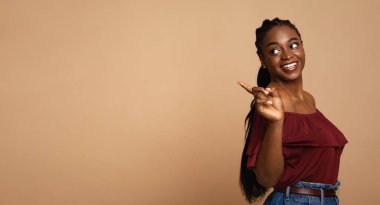 Güzel siyah bayan arkasında fotokopi alanını işaret ediyor.