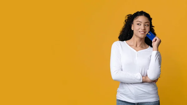 Easy Banking Concept. Retrato de mujer afroamericana feliz con tarjeta de crédito — Foto de Stock