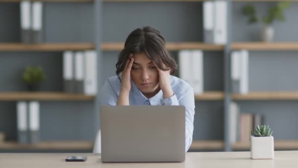 Professionella problem. Ung utmattad dam sekreterare sitter mot laptop på kontoret och tittar på misstag — Stockvideo