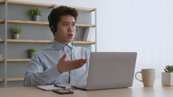 Reunião corporativa online. Jovem asiático cara vídeo conversando com colegas via chat de vídeo, discutindo novo plano de projeto — Vídeo de Stock