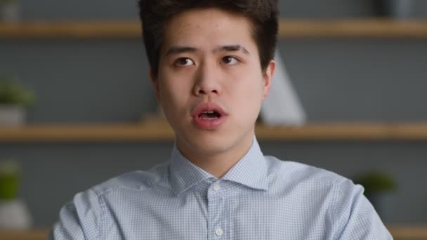 Webcam pov retrato de joven confidente asiático hombre hablando a cámara, conversando con compañeros de trabajo o grabación video blog — Vídeos de Stock