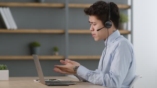 Verhandlungen über Online-Geschäfte. Junger asiatischer Mann Verkäufer trägt Kopfhörer Videokonferenzen mit Kollegen — Stockvideo