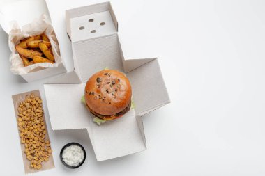 Paket servis seti, fast food, restoran menüsü, covid-19 karantinasında iş.