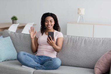 Video çağrısı, sosyal uzaklık, evde güvenli ve modern aygıtlar olun