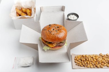 Evde ya da işte fast food servisi, modern yemek servisi, yemek takımı ve iş yeri.