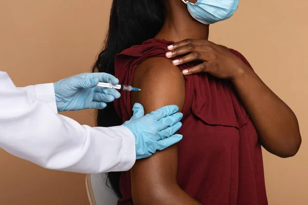 Primer plano de las manos de la enfermera que hace la inyección para la mujer afroamericana —  Fotos de Stock