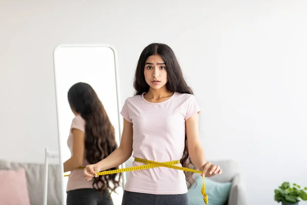 Rozrušená mladá indická dáma, která si měří pas u zrcadla, je zklamaná z výsledků hubnutí stravy — Stock fotografie