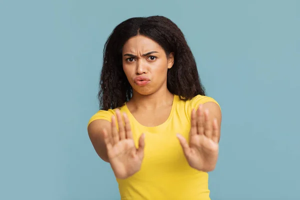 Gracias, pero no. Retrato de una dama afroamericana haciendo un gesto de mano detenida, de pie sobre fondo azul del estudio —  Fotos de Stock