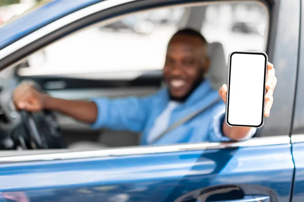 Happy driver megjelenítése okostelefon fehér üres képernyővel — Stock Fotó
