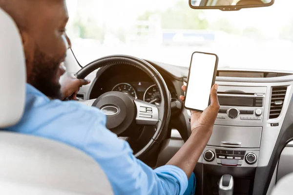 Happy zwarte man met behulp van het tonen van smartphone met leeg scherm — Stockfoto