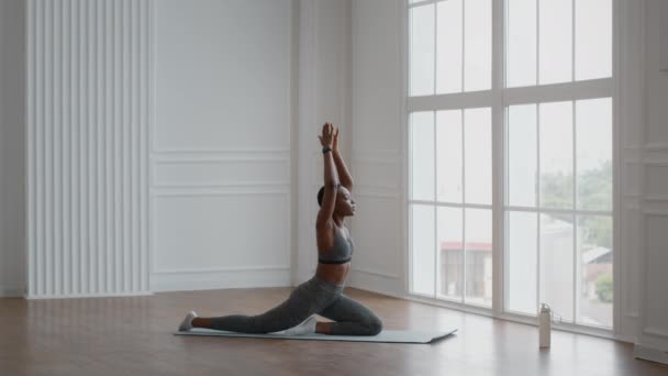 年轻健康的非洲裔美国女性在家庭或健身工作室安排瑜伽 — 图库视频影像