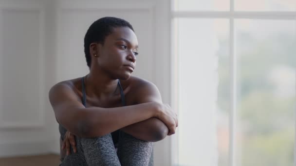 Έννοια κατάθλιψης. Πορτρέτο της νεαρής Αφροαμερικανής γυναίκας κάθεται με λυπημένη έκφραση προσώπου — Αρχείο Βίντεο