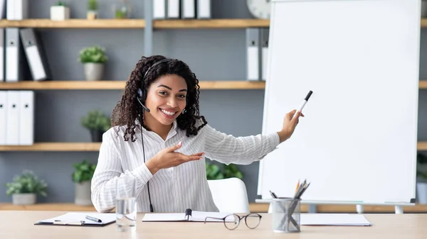 Lección en línea con clase virtual, videollamada y conferencia de zoom con estudiantes en casa, nueva normalidad —  Fotos de Stock