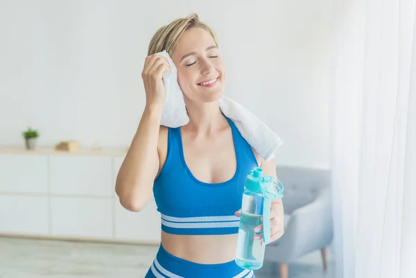 Retrato de mulher esportiva em sportswear azul limpando suor — Fotografia de Stock