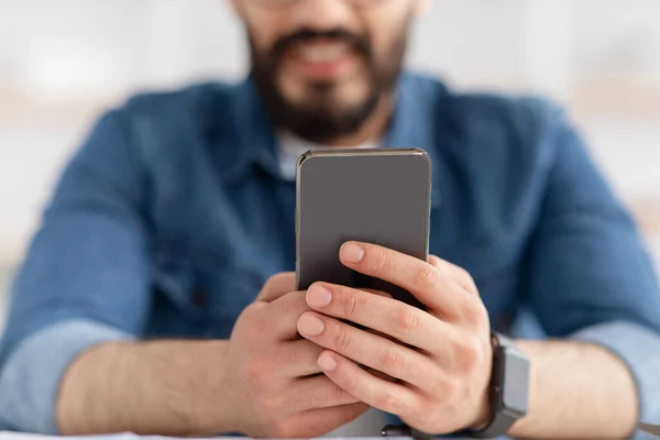 가젯, 모바일 애플리케이션 컨셉입니다. 남성 손에 내장된 현대 스마트폰의 폐쇄, 온라인 서핑 — 스톡 사진
