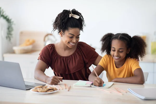 Milující černošky matka a dcera kreslení společně doma — Stock fotografie