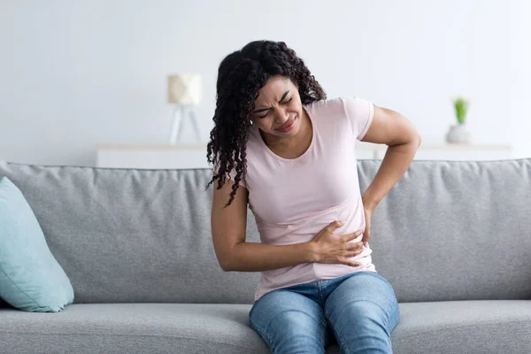 Soins de santé, maladie, douleur dans l'abdomen, côté et dos — Photo