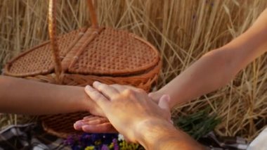 Açık havada piknik yaparken Aile Yığınları 'nın Yakın Çekimi