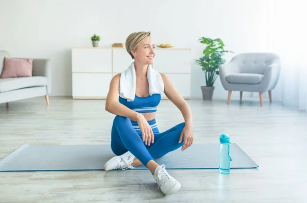 Smiling Sporty Woman Taking Break Exercising At Home — Stock Photo, Image