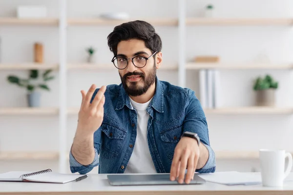 Millennial arab business coach μιλώντας και gesturing στην κάμερα, που εργάζονται στο εσωτερικό του γραφείου στο σπίτι, ελεύθερο χώρο — Φωτογραφία Αρχείου