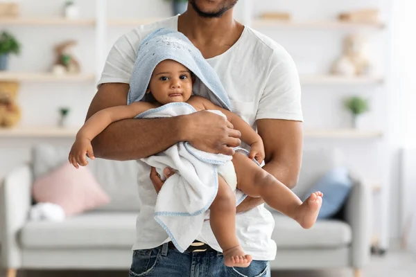 Afro-americano pai carregando seu bebê na toalha depois de tomar banho — Fotografia de Stock