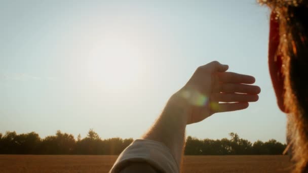 Man Hand Nå ut till solen, försöker beröra solstrålar — Stockvideo