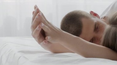 Romantik çift yatakta uzanırken el ele tutuşuyor, Yavaş Hareket Görüntüsü