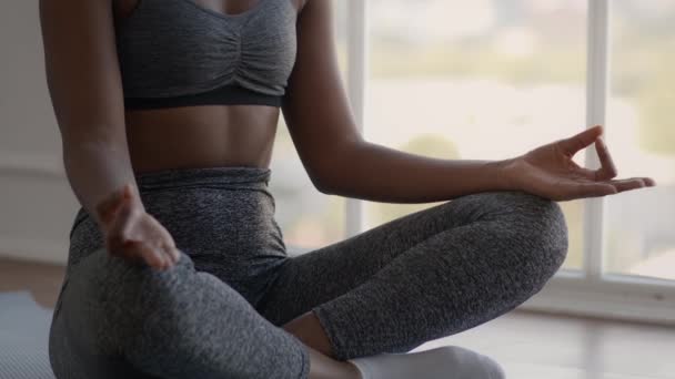 Medytacja i zdrowy styl życia. zbliżenie czarny kobieta siedzi w Lotus pozycja — Wideo stockowe