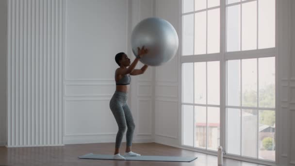 Sportowy Afroamerykanka szkolenia w domu z Fitball, Slow Motion Video — Wideo stockowe
