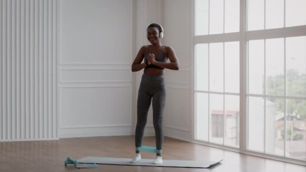 Piękny Fit Black Woman W odzieży sportowej Ćwiczenia z zespołem oporu w domu — Wideo stockowe