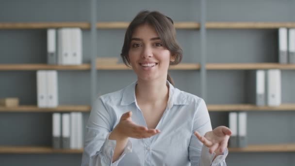 Formación profesional. Webcam pov de mujer joven experta en negocios hablando con la cámara, explicando las tendencias de negocio en línea — Vídeos de Stock