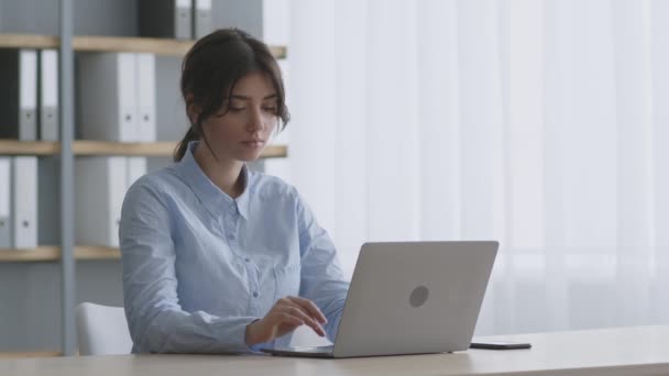 Um esgotamento profissional. Jovem trabalhador de escritório digitando no laptop, desligando-o e fechando com irritação — Vídeo de Stock