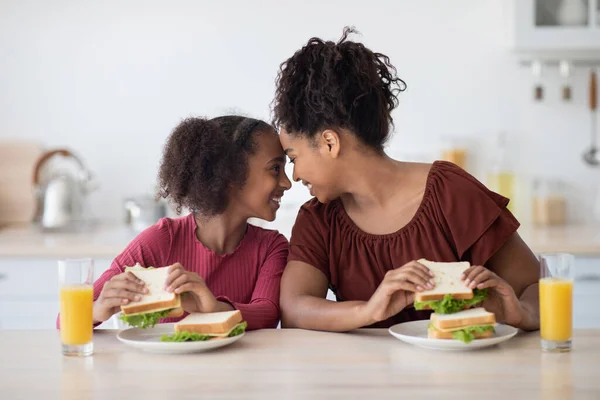 Boldog afro-amerikai anya és lánya egészséges ebédet — Stock Fotó
