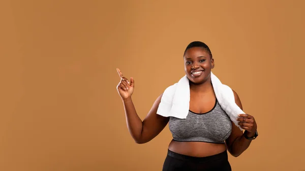 자유 공간을 가리키는 스포츠 맹세를 하는 뚱뚱 한 흑인 여성 — 스톡 사진