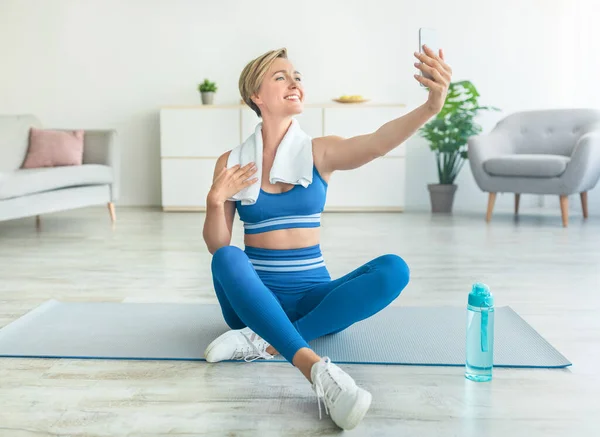Smiling Middle-Aged Woman Exercising And Taking Selfie — Stock Photo, Image