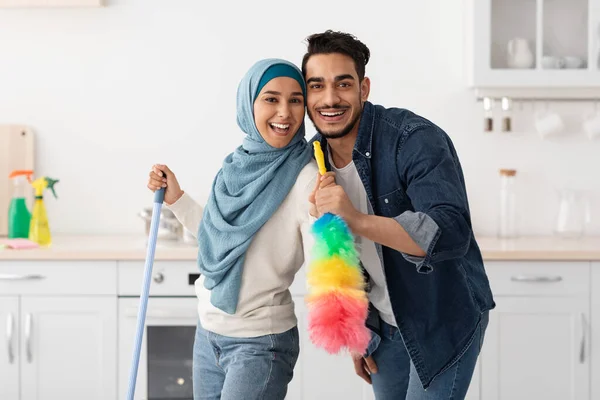 Felice gli amanti araba godendo di pulizia a casa — Foto Stock