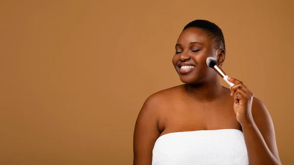Portret van mooie zwarte mollige vrouw met make-up borstel — Stockfoto