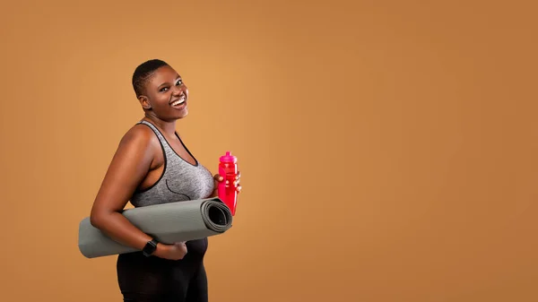 Black Woman Posing With Mat And Water At Studio — Stock Photo, Image