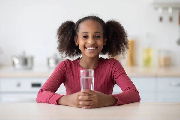 Cheerful african american girl teenager drinking water — Stock Photo, Image