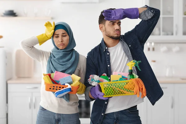 Stanco famiglia musulmana dopo aver pulito il loro nuovo appartamento — Foto Stock