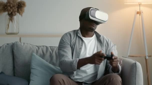 Černoch nosí VR brýle ztrácí hraní videohry doma — Stock video