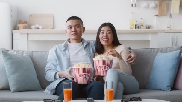 Chinese Couple Watches Movie On TV Eating Popcorn At Home — Stok Video